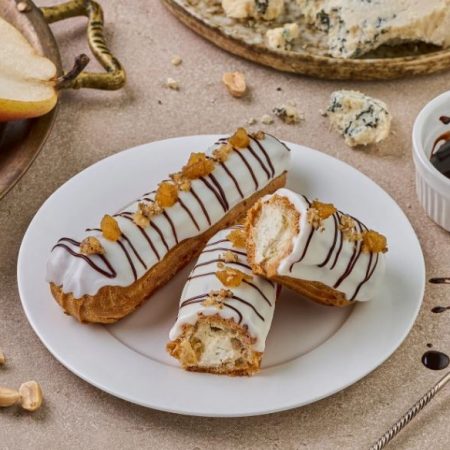 Эклер с карамелизированной грушей и сыром
